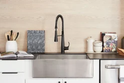 Semi-professional kitchen sink faucet with three-function sprayhead