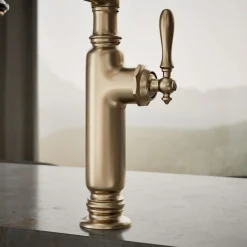 Semi-professional kitchen sink faucet with three-function sprayhead