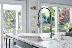 Semi-professional kitchen sink faucet with three-function sprayhead