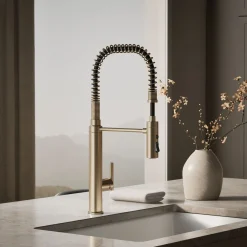 Semi-professional kitchen sink faucet with three-function sprayhead