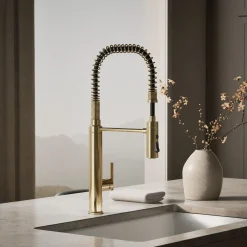 Semi-professional kitchen sink faucet with three-function sprayhead