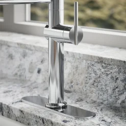 Semi-professional kitchen sink faucet with three-function sprayhead