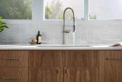 Semi-professional kitchen sink faucet with three-function sprayhead