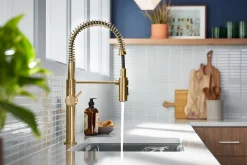 Semi-professional kitchen sink faucet with three-function sprayhead
