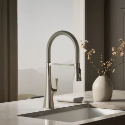 Semi-professional kitchen sink faucet with three-function sprayhead
