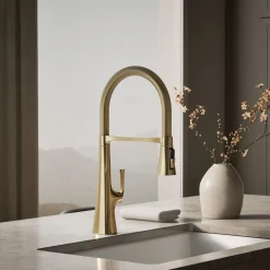 Semi-professional kitchen sink faucet with three-function sprayhead