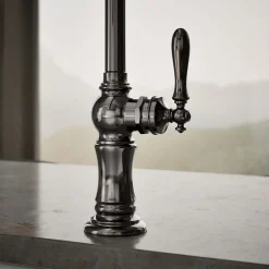 Single-handle kitchen sink faucet