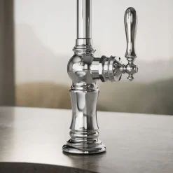 Single-handle kitchen sink faucet