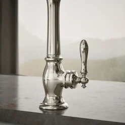 Single-handle kitchen sink faucet with side sprayer