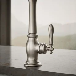 Single-handle kitchen sink faucet with side sprayer