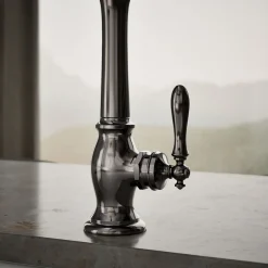 Single-handle kitchen sink faucet with side sprayer