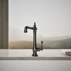 Single-handle kitchen sink faucet