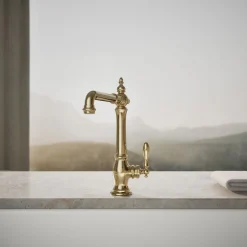 Single-handle kitchen sink faucet