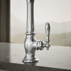 Single-handle kitchen sink faucet