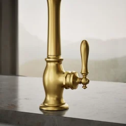 Single-handle kitchen sink faucet