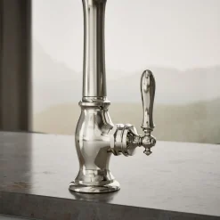 Single-handle kitchen sink faucet