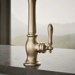 Single-handle kitchen sink faucet