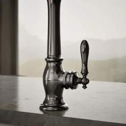 Single-handle kitchen sink faucet