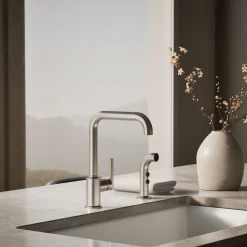 Single-handle kitchen sink faucet with side sprayer