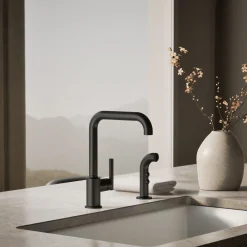 Single-handle kitchen sink faucet with side sprayer