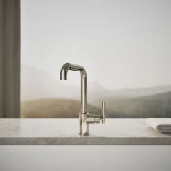 Single-handle kitchen sink faucet