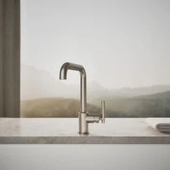Single-handle kitchen sink faucet