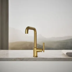 Single-handle kitchen sink faucet