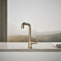 Single-handle kitchen sink faucet